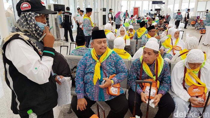 Sebanyak 289 jemaah haji asal Medan tiba Bandara Amir Muhammad bin Abdul Aziz Madinah, Jumat (28/7). Mereka adalah jemaah haji pertama yang menginjakkan Tanah Suci.