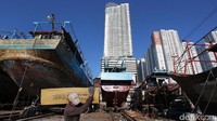 Pekerja membawa material fiber yang menjadi salah satu bahan utama perbaikan kapal.