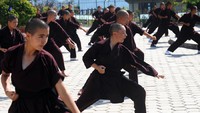 Dari belajar kung fu, biarawati di sana pun lebih percaya diri untuk belajar banyak hal lain seperti bisnis dan berbahasa Inggris. Tentu saja, kung fu dianggap menjadi akar yang baik serta membuat pribadi lebih baik (AFP)