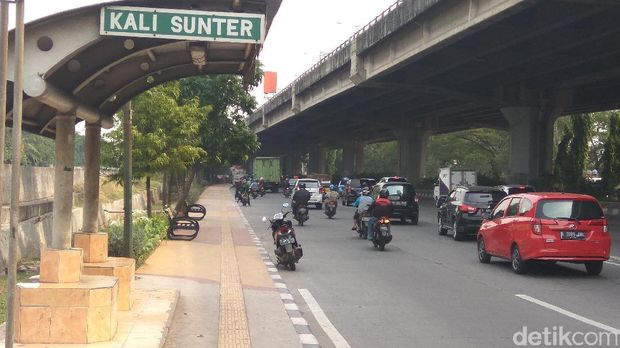 Trotoar di Jalan Yos Sudarso, Sunter, Jakarta Utara.