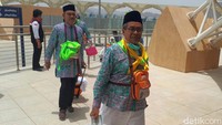 Mereka adalah jemaah haji pertama yang menginjakkan Tanah Suci dan akan berada di Madinah selama 9 hari untuk kemudian mengikuti prosesi haji di Mekkah.
