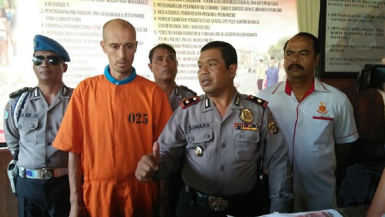 WN Aljazair Curi Tas Bule Prancis di Pantai Kuta WN Aljazair Curi Tas Bule Prancis di Pantai Kuta