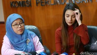 Tsania datang untuk menindaklanjuti aduannya di KPAI. Pool/Palevi S/detikFoto.