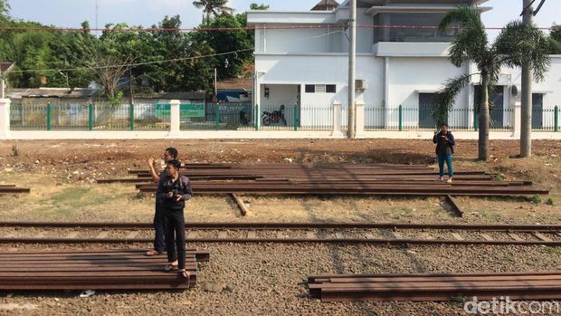 Warga Tambun Heboh Lihat Uji Coba KRL Jakarta-Cikarang