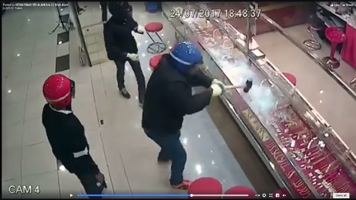 Dipukul Perampok Berkali-kali, Kaca Toko Ini Ternyata Dipukul Perampok Berkali-kali, Kaca Toko Ini Ternyata