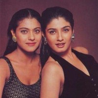 Kajol yang identik dengan rambut bob dan bandana dalam Kuch Kuch Hota Hai, pernah melakukan pemotretan dengan sesama aktris populer Bollywood, Raveena Tandon. Foto: Istimewa