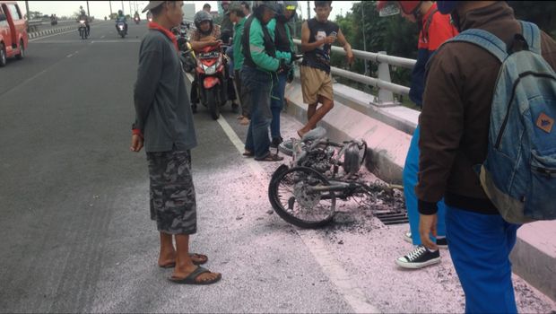 Pemilik motor selamat dan kejadian ini membuat pengendara yang melintas di jalan itu berhenti sejenak.
