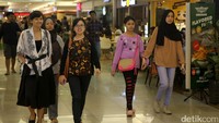 Hilir mudik pengunjung di Mal Kasablanka.