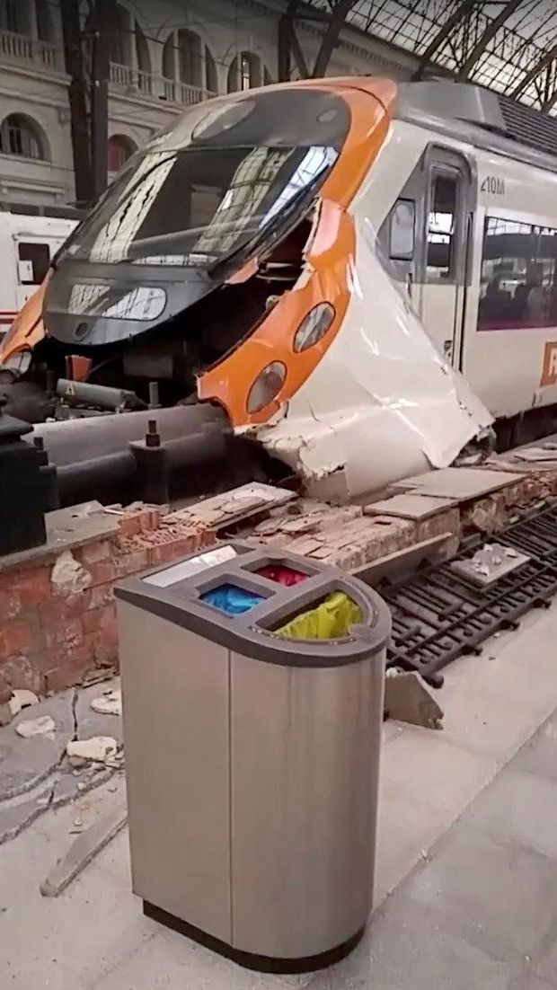 Bagian depan kereta rusak dalam insiden ini