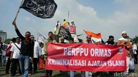 Mereka memprotes Perppu Ormas (Foto: Kanavino Ahmad Rizqo/detikcom)