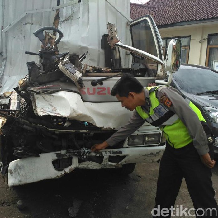 Tabrak Truk Tronton di Pantura Cirebon, Sopir Mobil Boks Tewas
