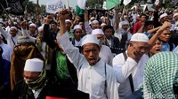 Massa aksi 287 yang dimotori Presidium Alumni 212 saat ini berkumpul di Monas, Jumat (28/7/2017).