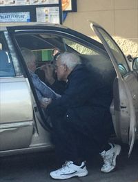 Foto Viral Kakek Suapi Istri Es Krim Ini Bikin Hati Meleleh