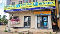 Suatu bank bernama United Commercial Bank, dibuka di sana tahun 2011. Bank ini memang memasukan uangnya ke dalam brankas, hanya saja pintu kacanya tidak terkunci. Pihak bank ingin tetap menghargai kepercayaan masyarakat Desa Shani Shingnapur. Mungkin bank tersebut satu-satunya bank di dunia yang tidak pernah terkunci (Swati Jain/BBC Travel)