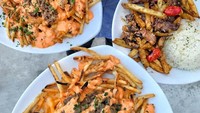 Hanya dengan tiga komponen, Anda bisa mencicip kelezatan poutine atau sajian kentang ini. Potongan kentang panggang disiram dengan saus creamy dengan sensasi gurih. Tak lupa diberi tambahan daging sapi yang sudah diberi bumbu bawang bombay. Yummy! (Foto: Istimewa)