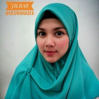 Penampilan Ratu Annisa saat ini setelah berhijab. Penampilan ibu dua anak ini memang terlihat sungguh berbeda saat bermain sinetron Angling Dharma dan kini pasca berhijab.  Foto: Dok. Instagram @queen.annisa