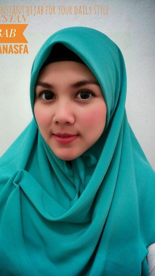 Penampilan Ratu Annisa saat ini setelah berhijab. Penampilan ibu dua anak ini memang terlihat sungguh berbeda saat bermain sinetron Angling Dharma dan kini pasca berhijab.  Foto: Dok. Instagram @queen.annisa