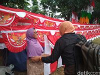Kisah Pasutri Lansia Penjual Bendera Merah Putih di Surapati Bandung