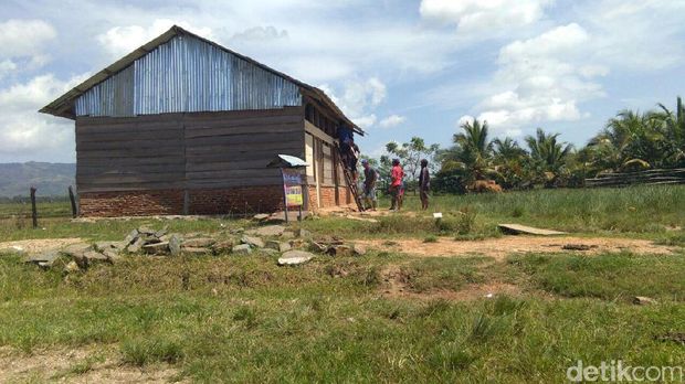 Brigadir Saleh membangun SD untuk anak-anak petani di Bombana, Sultra.