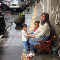 Ratu Annisa berpakaian kasual dalam setelan celana jeans dan tunik polos. Jilbab yang disematkan secara sederhana akan nyaman digunakan untuk jalan-jalan. Foto: Dok. Instagram @queen.annisa