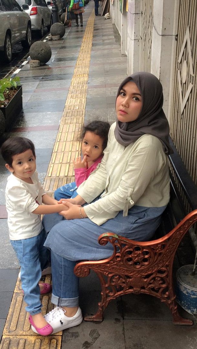 Ratu Annisa berpakaian kasual dalam setelan celana jeans dan tunik polos. Jilbab yang disematkan secara sederhana akan nyaman digunakan untuk jalan-jalan. Foto: Dok. Instagram @queen.annisa