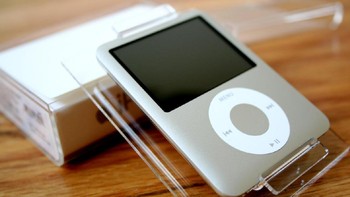 iPod Nano generasi ketiga Apple mengubah desainnya jd lebih mengotak. Selain itu iPod Nano generasi ketiga juga sudah bisa memutar file video. Foto: istimewa