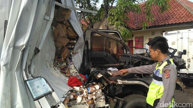 Tabrak Truk Tronton di Pantura Cirebon, Sopir Mobil Boks Tewas