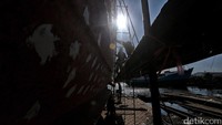 Dalam sehari, belasan kapal ikan diperbaiki di tempat ini.