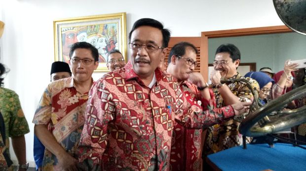 Djarot berkeliling mengunjungi Museum Betawi.
