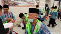 Jemaah beristirahat di paviliun sebelum diangkut dengan bus ke hotel atau pemondokan di sekitar Masjid Nabawi.