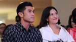 Lovely! Tatapan Penuh Cinta Dian Sastrowardoyo
