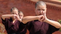 Pemimpin Biara Druk Gawa Khilwa akhirnya mewajibkan para biksuni berlatih Kung Fu. Selain tentu saja menjadi kuat dan tangguh, Kung Fu rupanya dapat membuat para biksuni lebih displin (AFP)