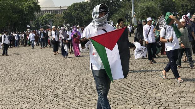 Massa 287 yang menolak Perppu Ormas ini membawa berbagai atribut salah satunya bendera Palestina.