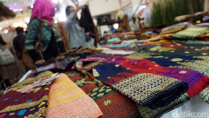 Kemendes PDT menggelar Expo Prukades 2017 di Jakarta. Acara itu bertujuan agar produk lokal dari desa bisa bersaing di Era Digital. Pameran itu digelar 28-30 Juli 2017 di Thamrin City.