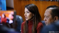Ia tak bisa menahan air matanya saat mengetahui hal tersebut. (Foto: Hanif Hawari/detikHOT)