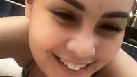 Ini penampakan Jennifer sebelum foto yang pertama. Dari wajahnya yang lama, ini sudah semakin berubah. Terutama sejak berita ia merebut suami orang itu heboh. Sayangnya perubahan wajahnya dicap netizen mau melarikan diri agar tak dikenali dan isu merebut suami orang itu padam dengan sendirinya. Foto: Jennifer Dunn (dok.pri)