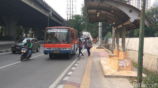 Trotoar di Jalan Yos Sudarso, Sunter, Jakarta Utara.
