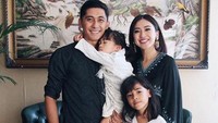 Siapa sangka kalau pasangan ini sudah dikaruniai dua buah hati yang cantik. Dok. Instagram/tynakannamirdad