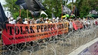 Polisi memasang kawat berduri untuk mengamankan jalannya aksi (Foto: Kanavino Ahmad Rizqo/detikcom)