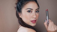Tyna sering kali mereview banyak produk kecantikan, yang menjadi seorang beauty influencer. Dok. Instagram/tynakannamirdad