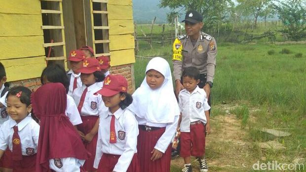 Brigadir Saleh membangun SD untuk anak-anak petani di Bombana, Sultra.