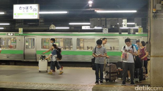 Warga lokal Jepang tidak ada yang membawa tongsis di stasiun kereta, karena sangat dilarang (Baban/detikTravel)