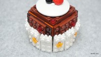 Dessert cokelat bertopping buah bisa dibuat dari Lego.