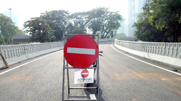 Pintu keluar Barat Simpang Susun Semanggi juga dihiasi rambu dilarang melintas.