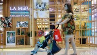 Seorang warga sambil mendorong kereta bayi berbelanja di Mal Kasablanka.