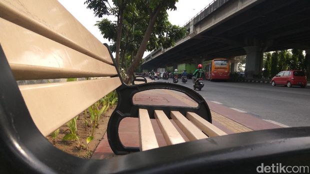 Trotoar di Jalan Yos Sudarso, Sunter, Jakarta Utara.