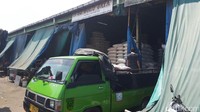 Selain dikarenakan adanya shalat Jumat, sejumlah pedagang mengaku aktifitas bongkar muat telah sepi sejak 5 hari terakhir.