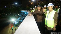 Menteri PUPR Basuki Hadimuljono dan Menteri BUMN Rini Soemarno juga hadir dalam open traffic Simpang Susun Semanggi.