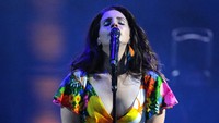 Saya rasa saya akan merilis album dari 25 lagu favorit saya yang belum terpilih untuk keluar di album sebelumnya, ungkap Lana Del Rey saat manggung di Amoeba Music, Hollywood, Los Angeles baru-baru ini. Foto: Getty Images