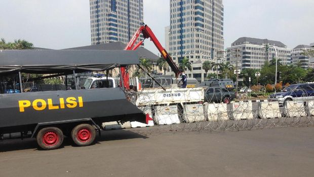Polisi Pasang Kawat Berduri di Bundaran Patung Kuda Jelang Aksi 287